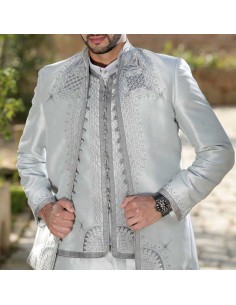 Costume brodé à la main