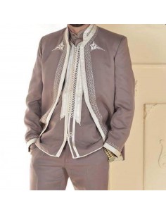 Costume brodé à la main